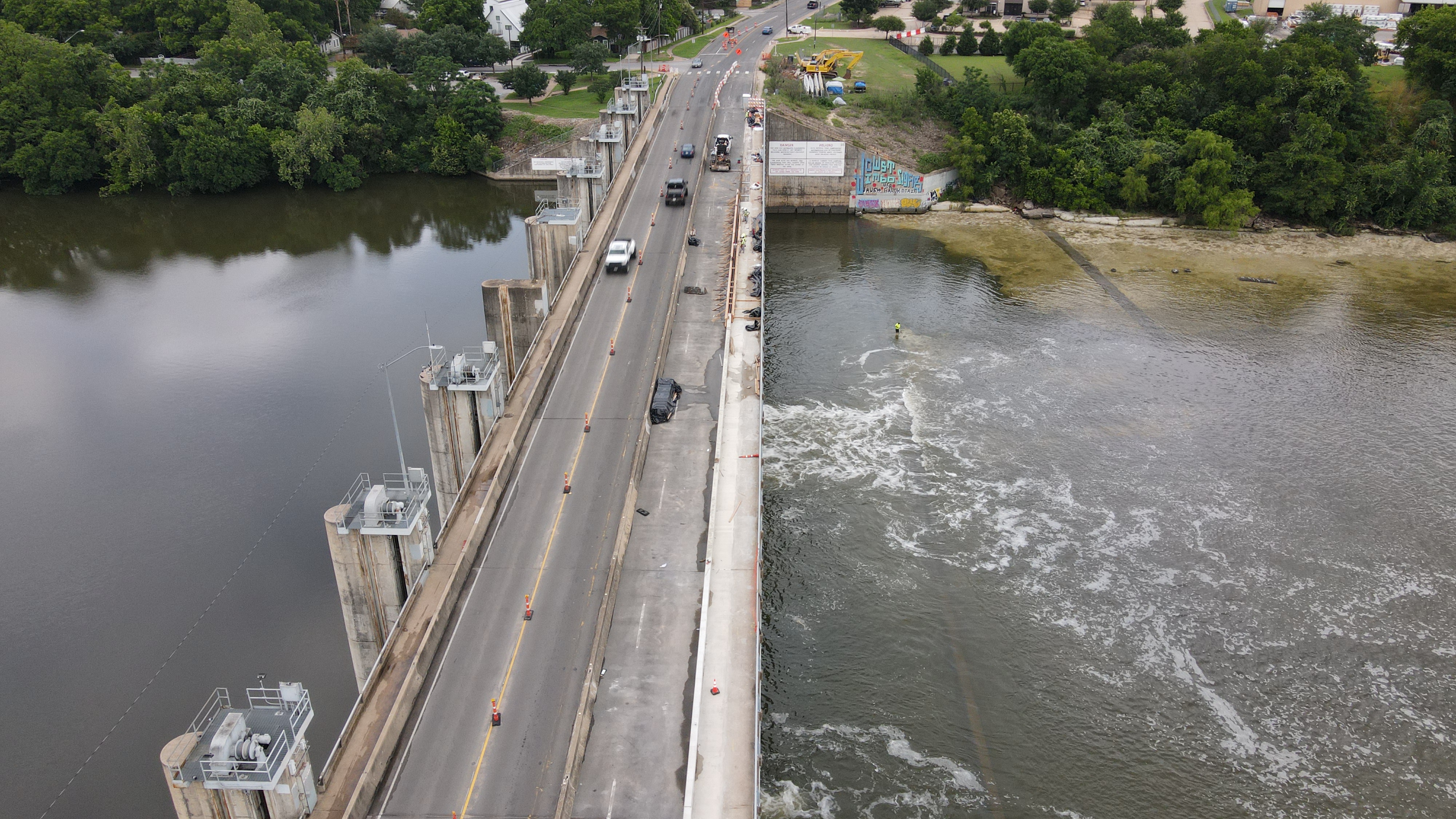 Crews will close South Pleasant Valley Road at Longhorn Dam Bridge to adjust traffic control equipment in the construction zone.