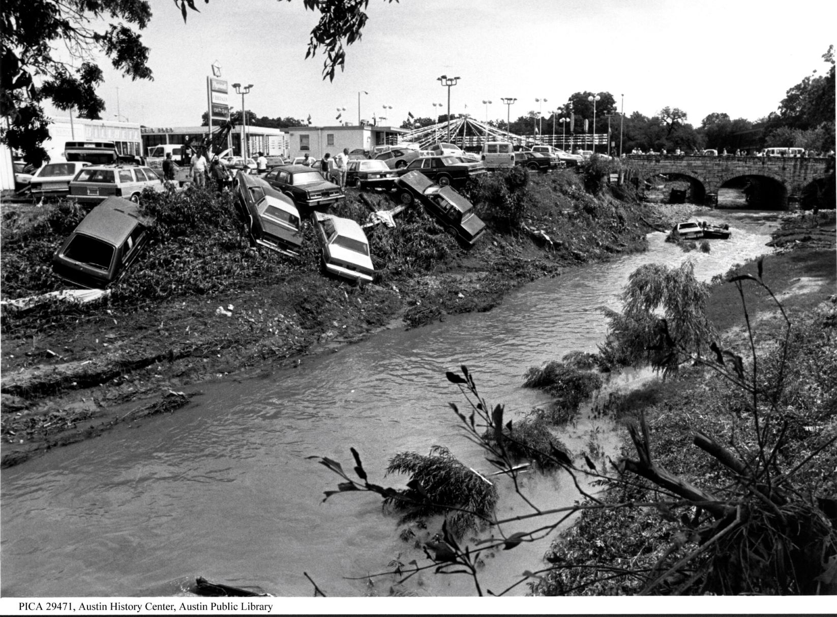 Photo of cars washed into Shoal Creek. Austin History Center PICA 29471.