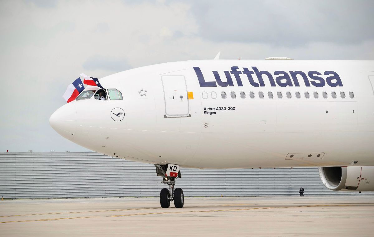 Photo of an Lufthansa airplane on the AUS airfield