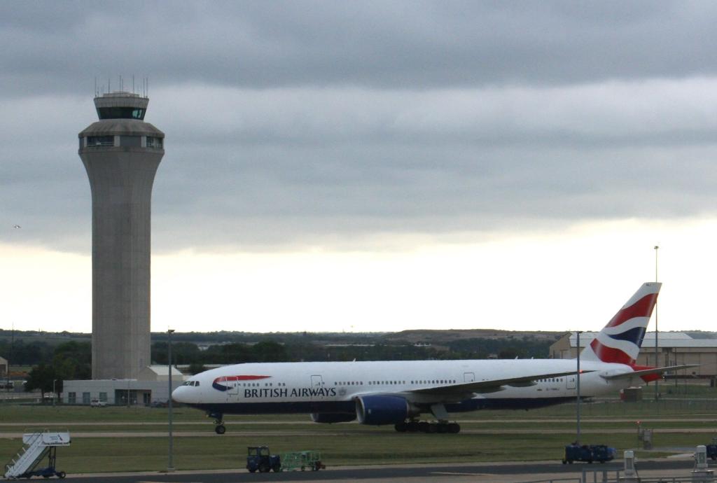 British Airways Boeing 777 service at AUS, October 2015.