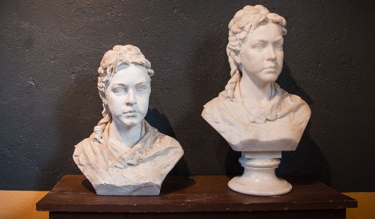 Two sculpted busts of women