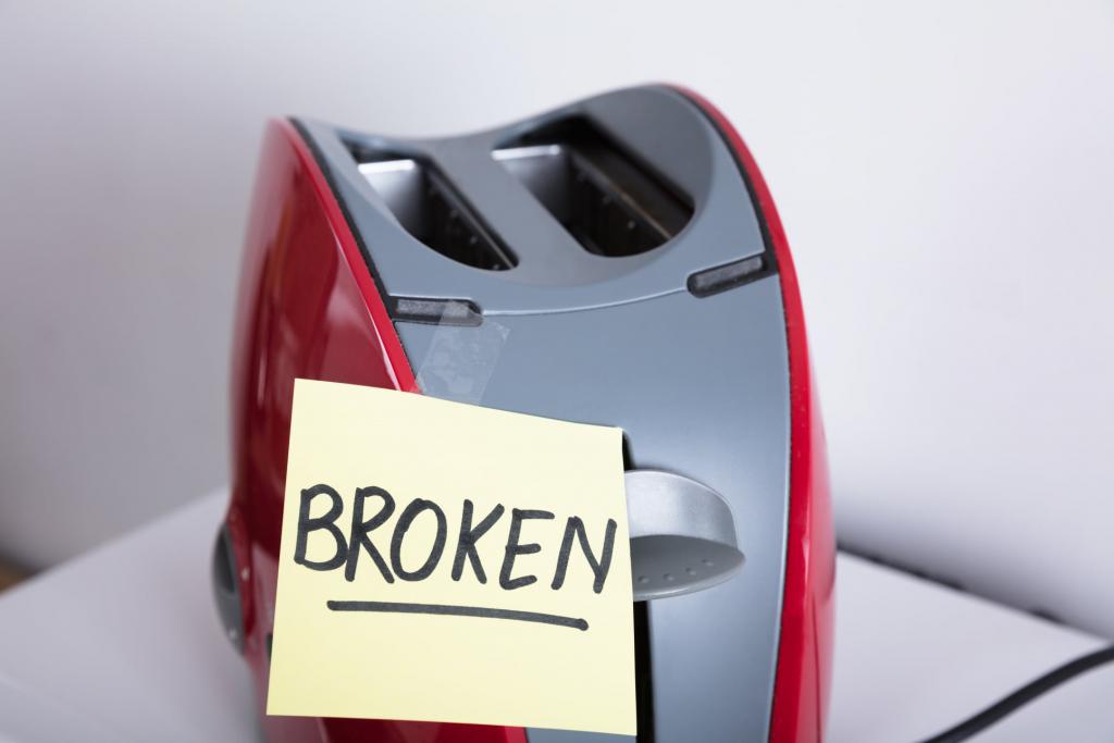 Toaster with a Post-it note that says "broken"