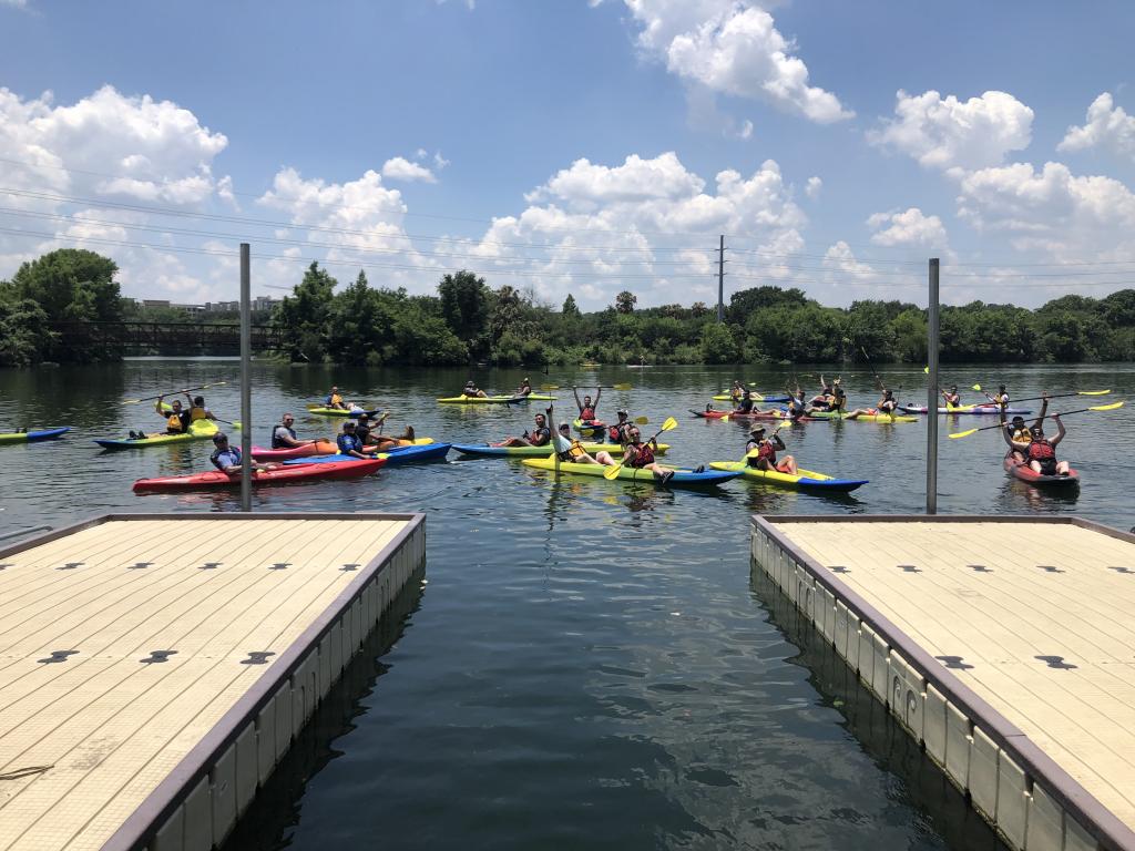 Los cadetes de APD en kayaks eliminan la basura y los escombros del lago Lady Bird