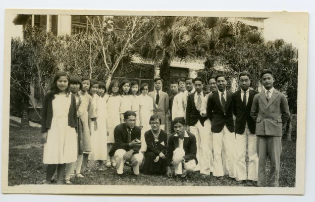"[Inez Lung Lee (Center) with Students], ca. 1930. AR-2012-028-020, Inez Lung Lee Photo Album."