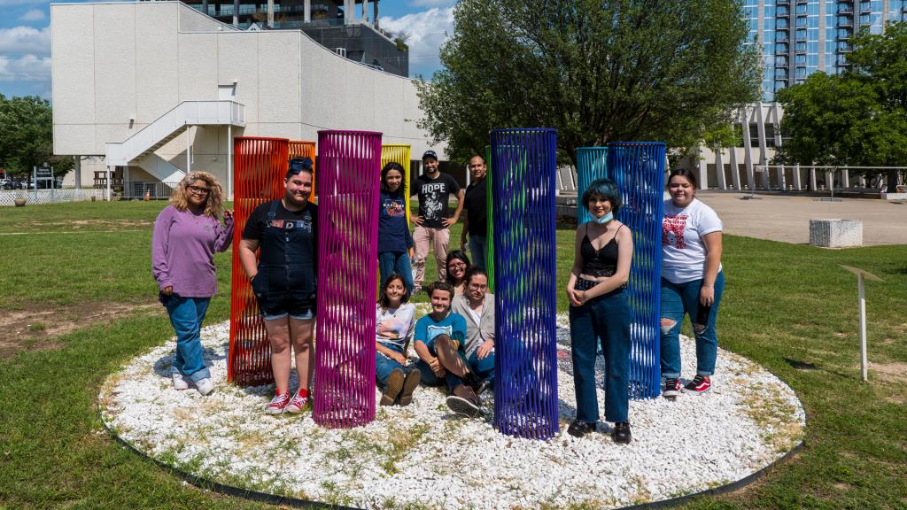 Caminos students posing in front of Ender Martos outdoor sculpture 