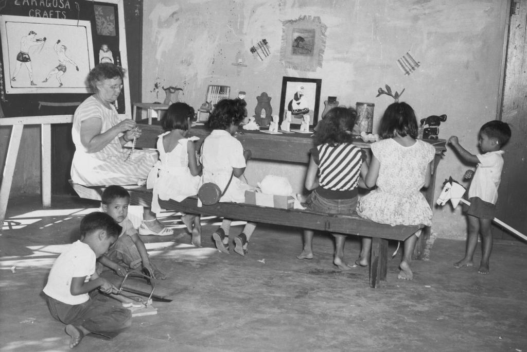 1948 photo of a crafts class at Parque Zaragoza