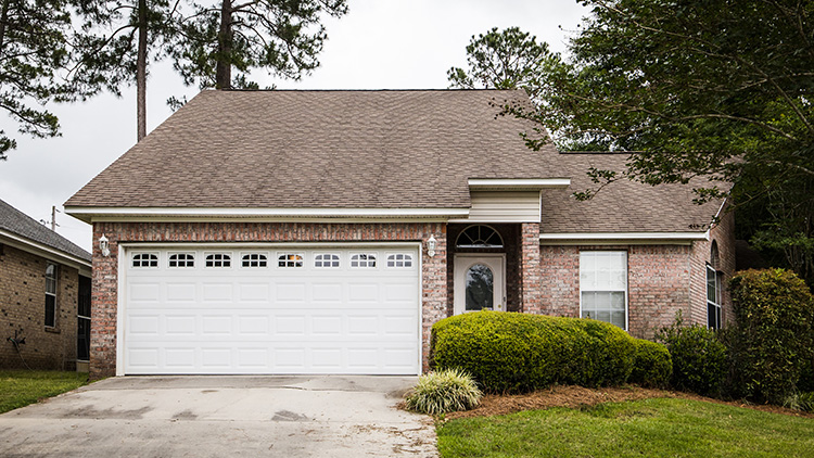 An image of a basic single family house in a neighborhood.