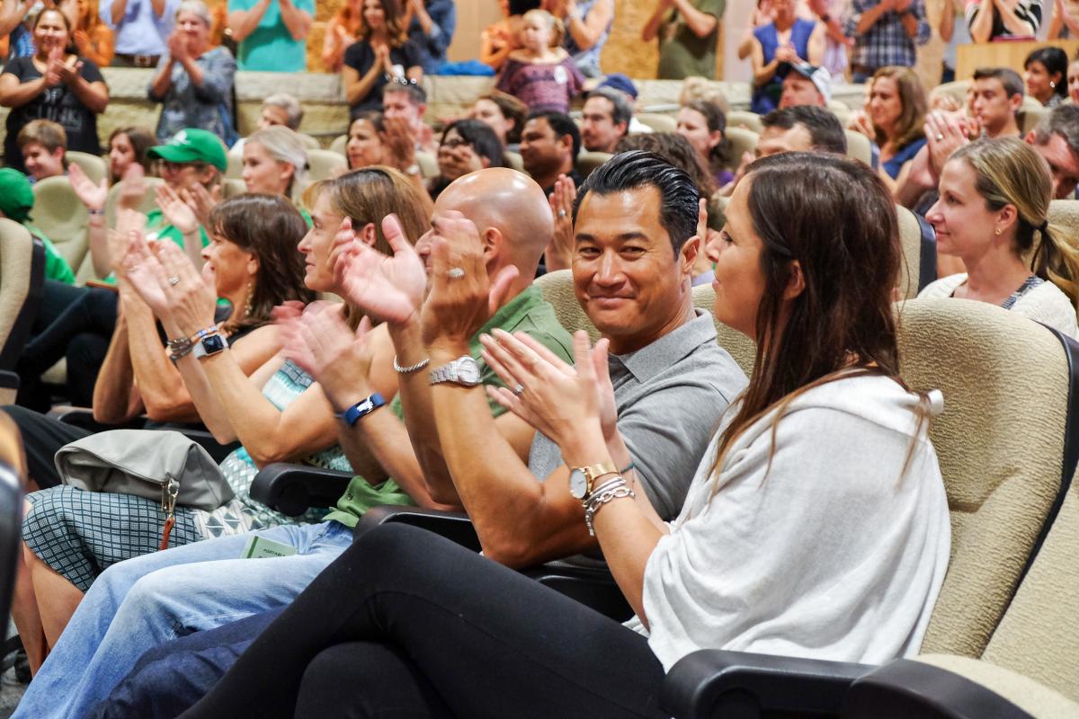 Photo of audience clapping