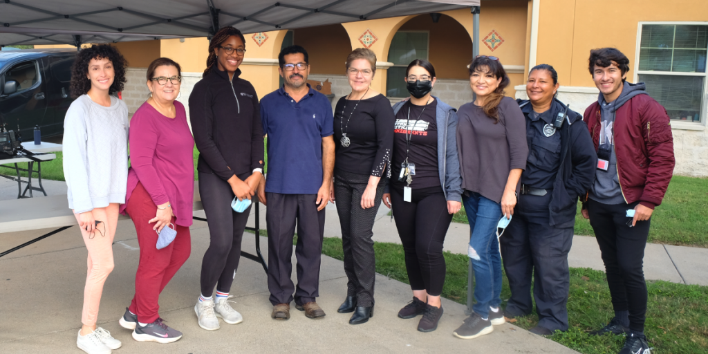 Dr. Murillo and the team at El Buen Samaritano pose for a photo together.