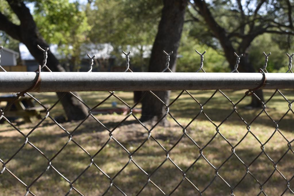 chain link fence with twist selvage