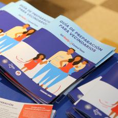 Stacks of Spanish edition of Neighborhood Preparedness Guide on a table