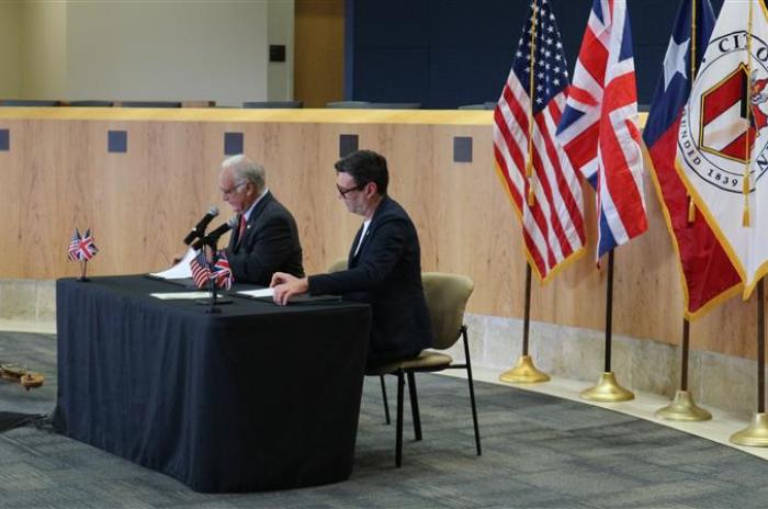 Austin Mayor Watson and Greater Manchester Mayor Andy Burnham signing an agreement